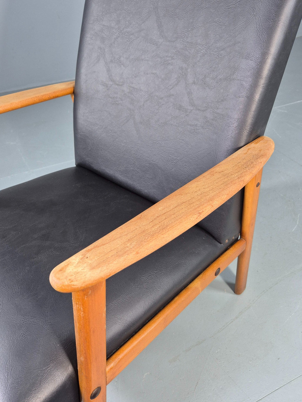 Teak lounge chair leg floor contact detail
