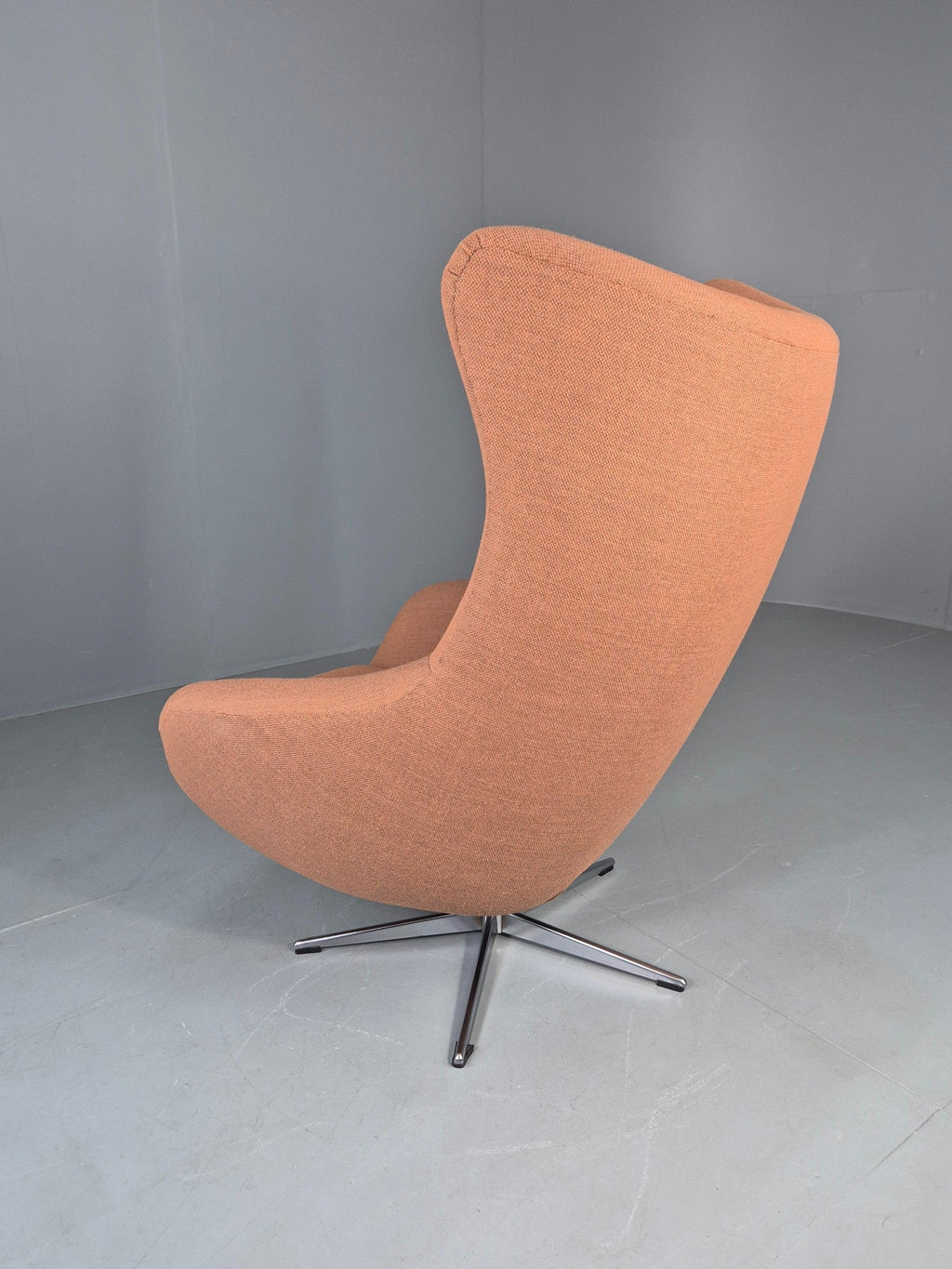 Egg chair base stability detail