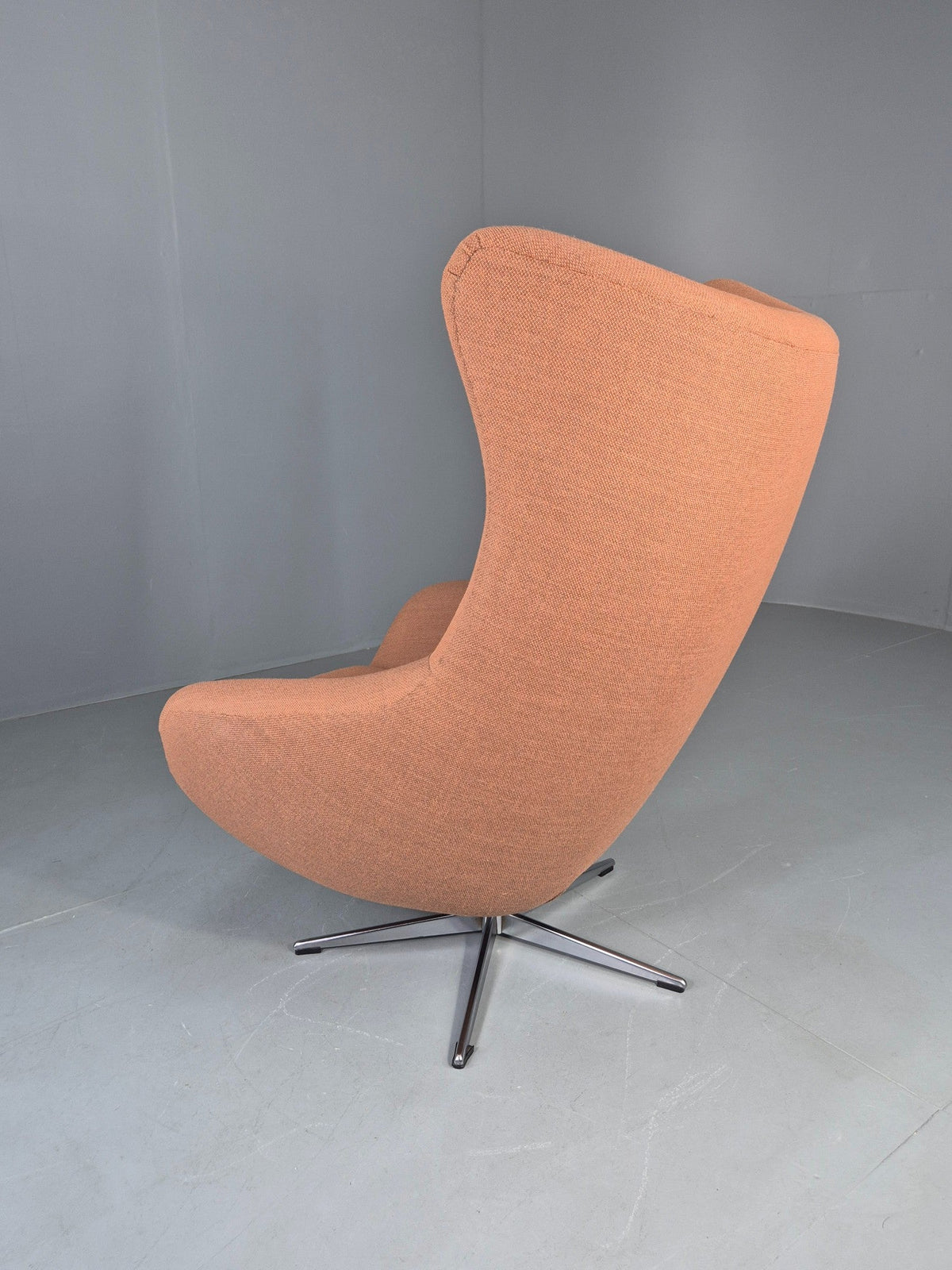 Egg chair base stability detail