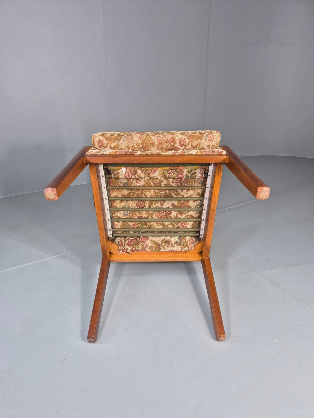 High back lounge chair condition overview