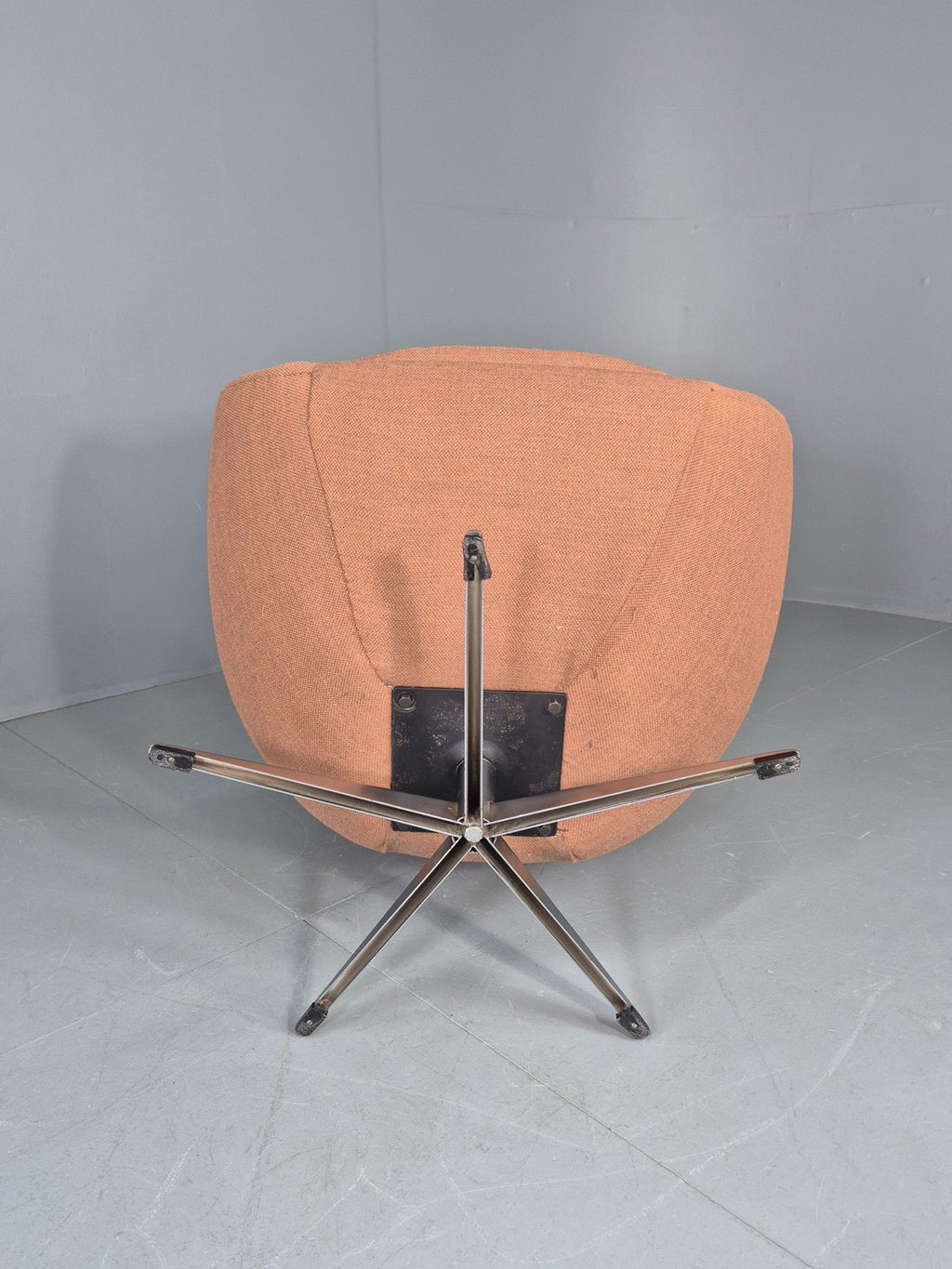 Egg chair room context view