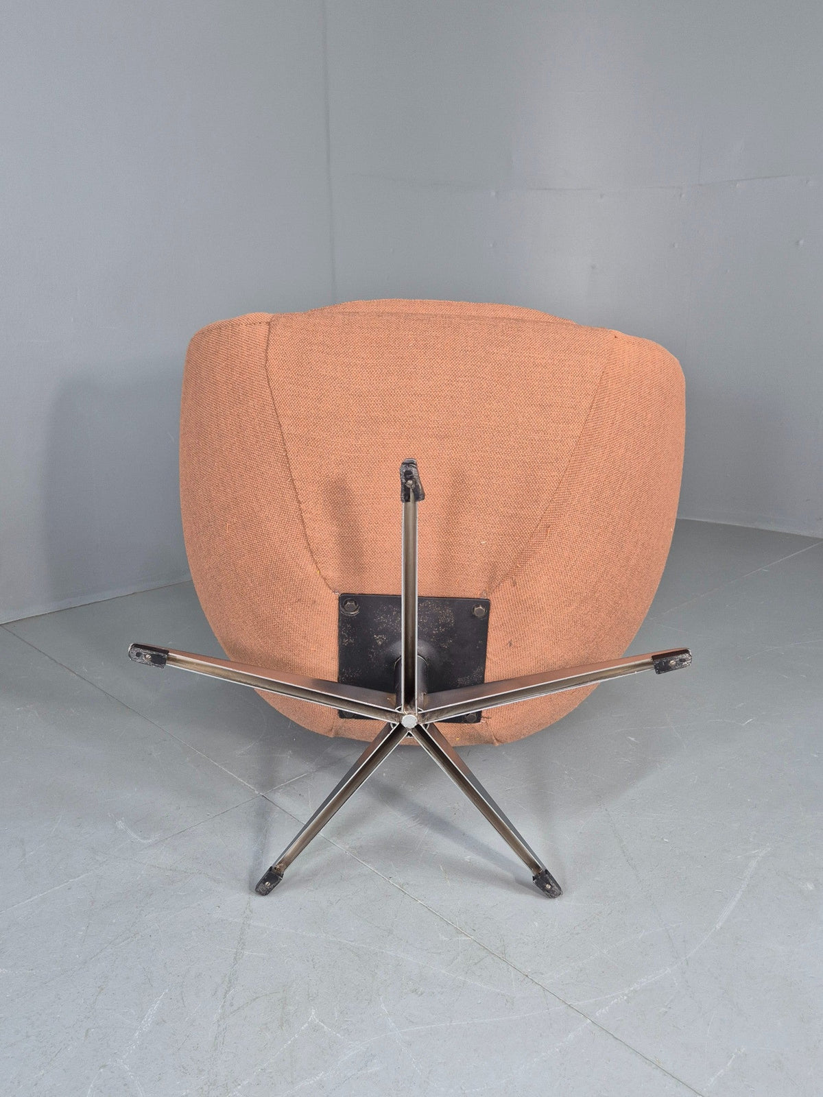 Egg chair room context view