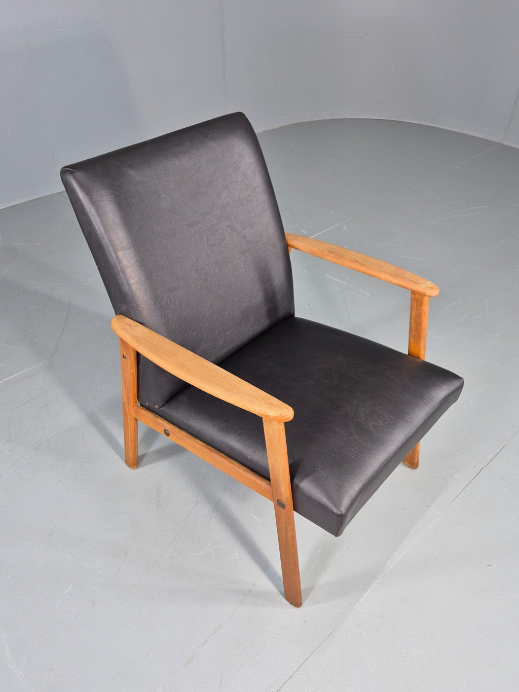 Teak lounge chair frame grain amber-brown detail