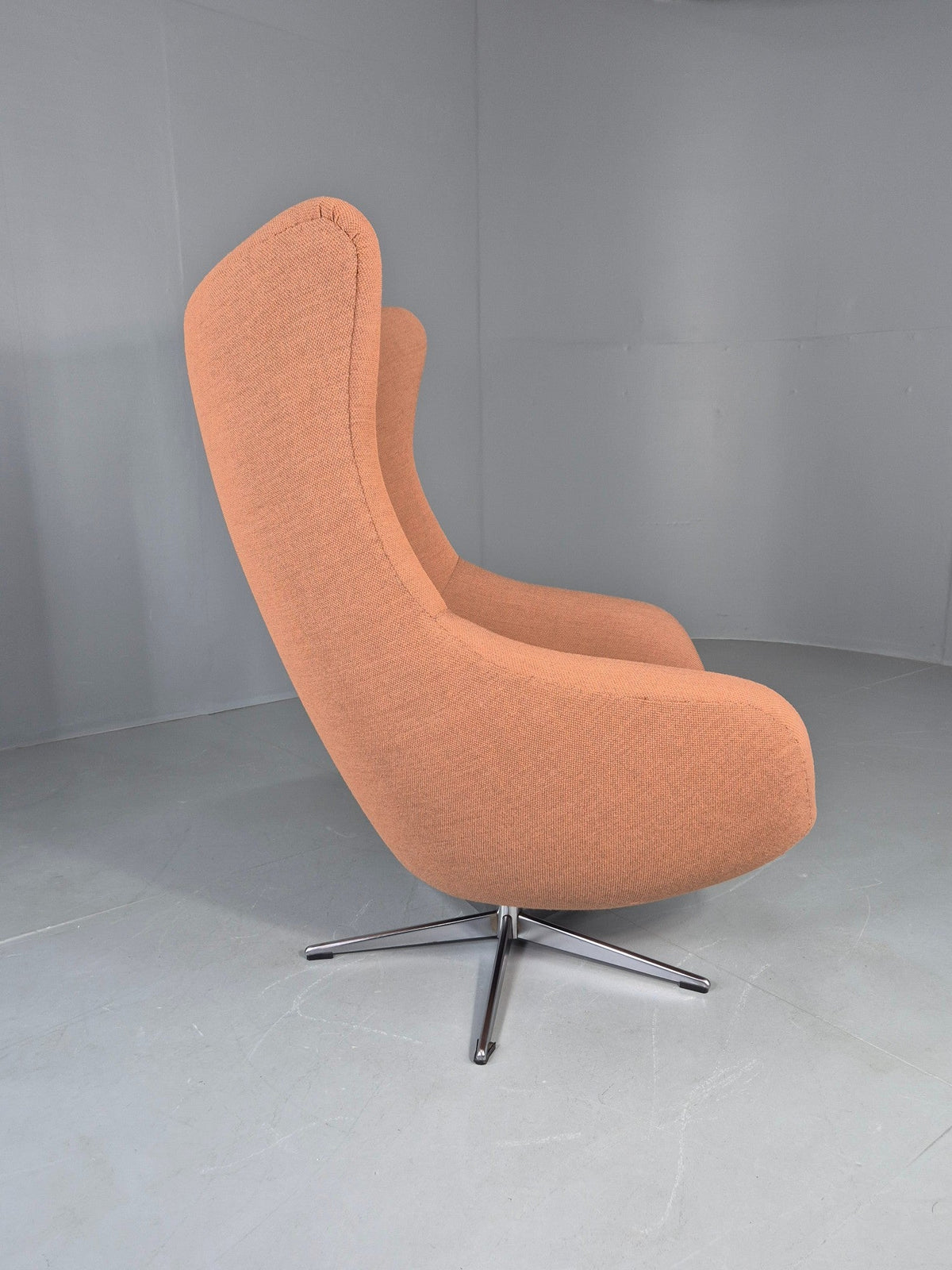 Egg chair seat height detail